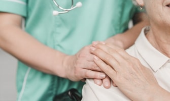 Những lưu ý khi chăm sóc người cao tuổi bị ốm
